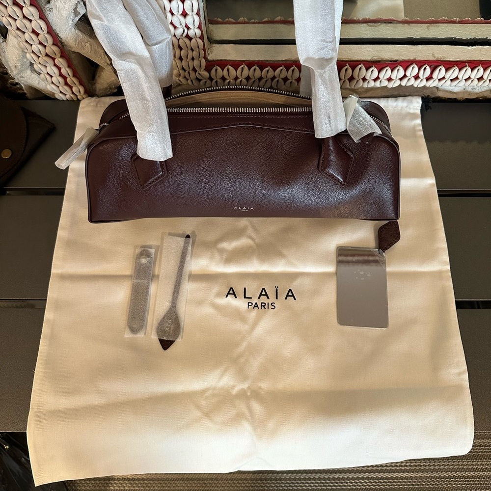 Alaia Le Teckel Bag Large in Burgundy